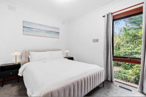 Vista, cliff top charm w Pool, Mount Martha